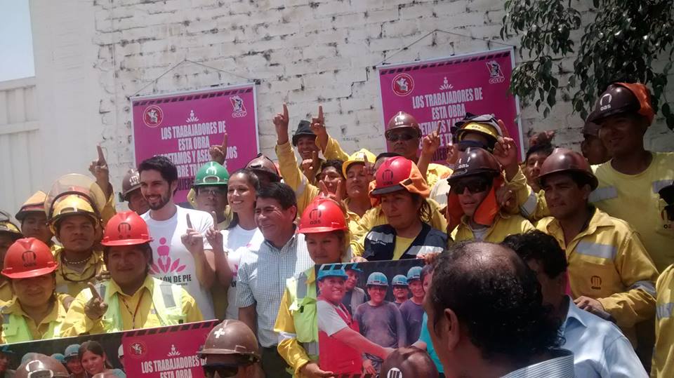 The Construction Workers’ Union in Peru, and Global Coordinator Jason Day at the of the unveiling of the signs calling to end street harassment that will be posted outside major constructions in the country.